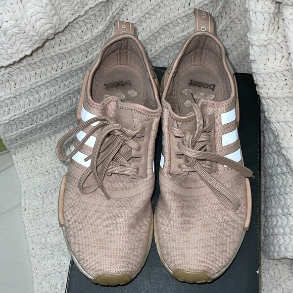 Ladies PINK ADIDAS NMD R1 W size 9 - Picture 2 of 6
